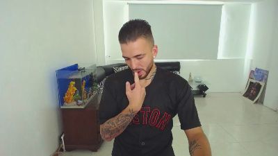 tommy_320 live cam on Cam4