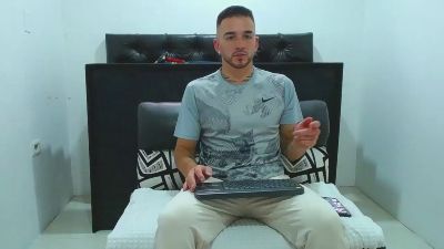 tommy_320 live cam on Cam4