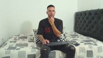 tommy_320 live cam on Cam4