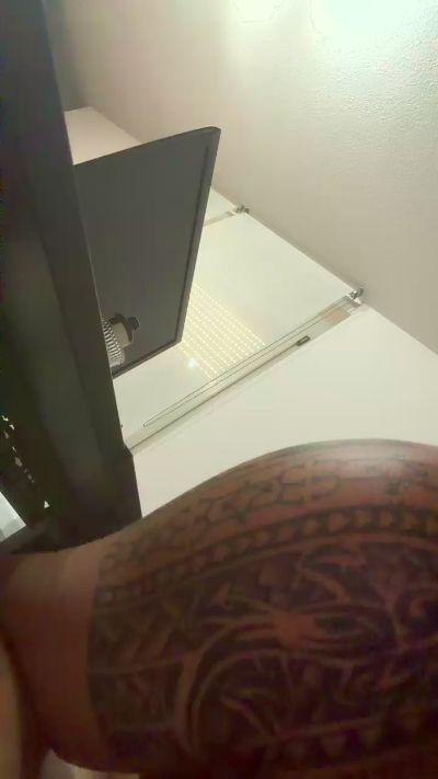 tomtailerhot live cam on Cam4