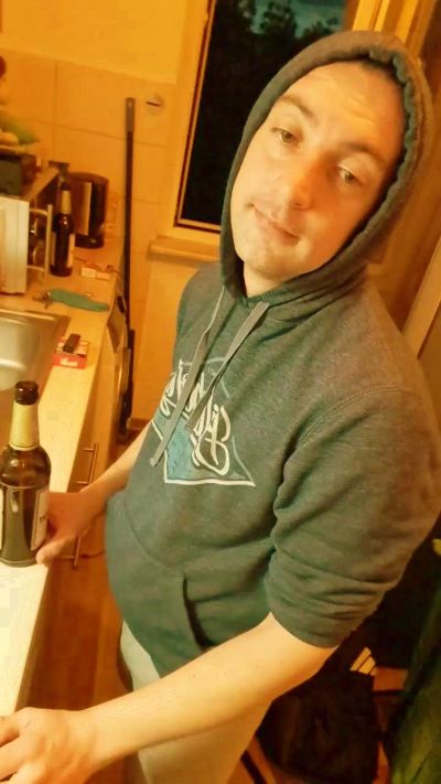 tonibiteen21 live cam on Cam4
