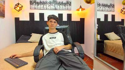 trevor_mob live cam on Cam4