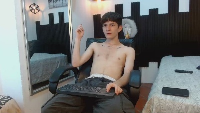 trevor_mob live cam on Cam4