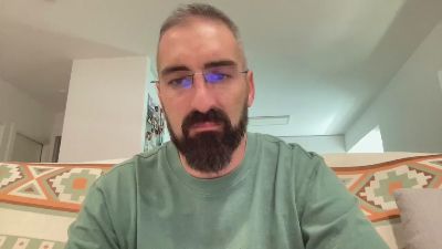 v1c70r1985 live cam on Cam4