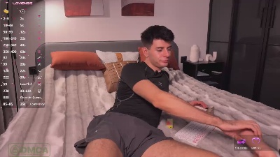 walt_enjoy live cam on Cam4