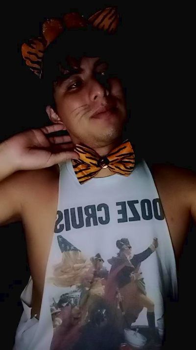 wildwolfhot live cam on Cam4