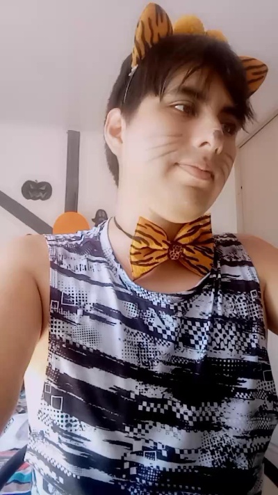 wildwolfhot live cam on Cam4