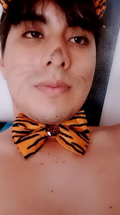 wildwolfhot live cam on Cam4