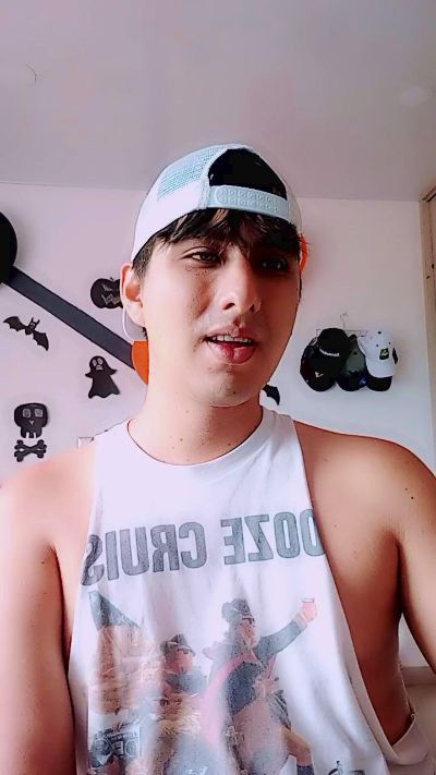 wildwolfhot live cam on Cam4
