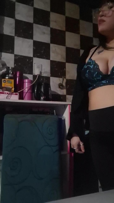 yamila36 live cam on Cam4