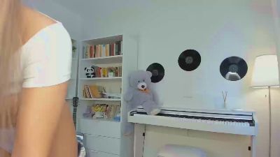 yamjoy18 live cam on Cam4