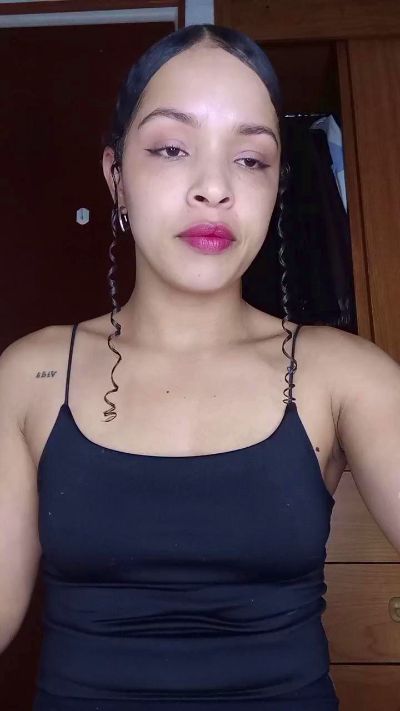 yasmin77_ live cam on Cam4