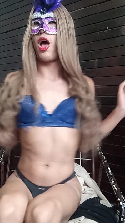 zamiramoncada18 live cam on Cam4