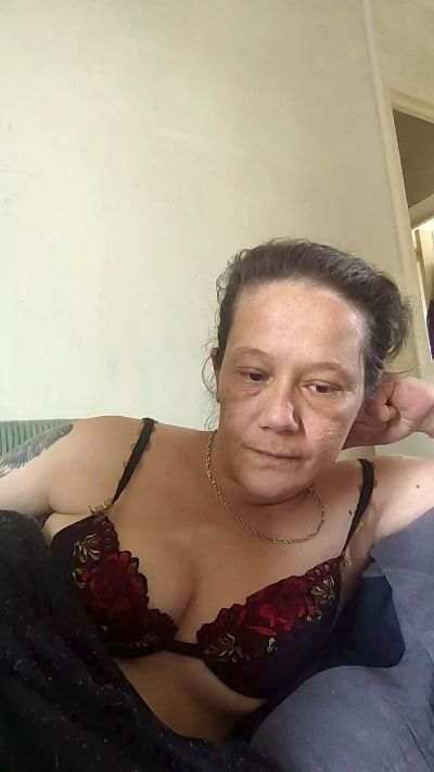 zeousse24 live cam on Cam4