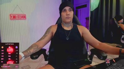 zhoestrong live cam on Cam4