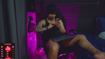 zhoestrong live cam on Cam4