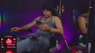 zhoestrong live cam on Cam4